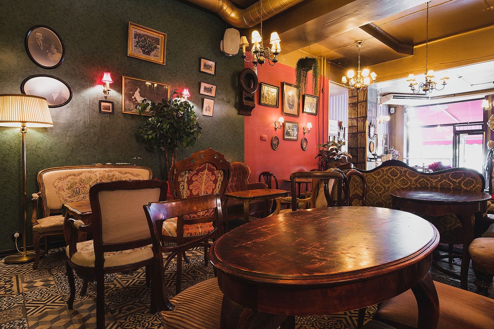 Gildas Rum – Cafés open in the evenings