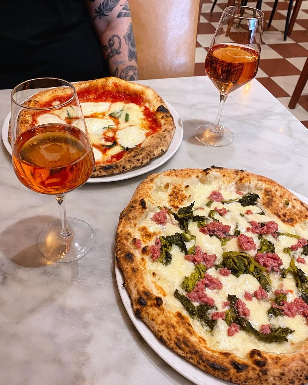 Pizza och bubblande rosévin – Bild från Giro av Isabelle W. (2020-04-16)