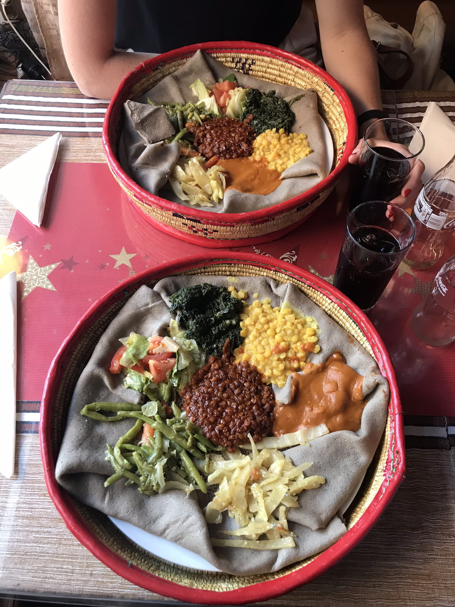 Injera med vegetariska tillbehör  – Photo from Gojo by Lisa S. (23/09/2020)