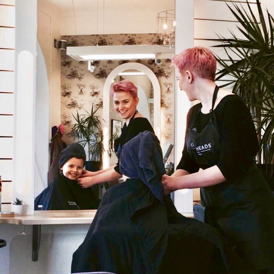 Mathilda är en av de kunniga och duktiga frisörerna på salongen! – Bild från Green Heads Sofo av Linda U. (2020-02-18)