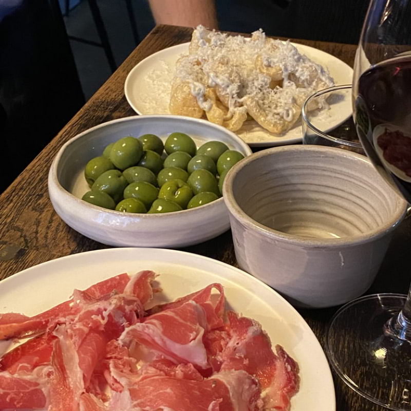 Nocellara-oliver, fläsksvålar med tryffelcream & parmesan, chark  – Photo from Grano by Sara K. (20/01/2023)