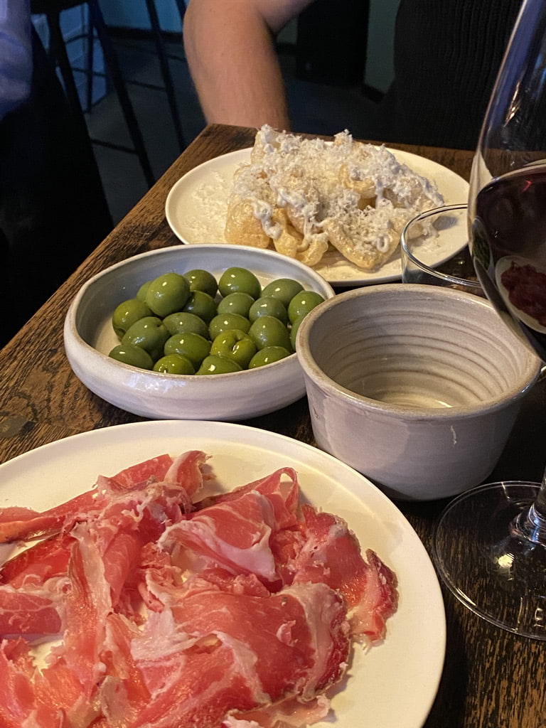 Nocellara-oliver, fläsksvålar med tryffelcream & parmesan, chark  – Bild från Grano av Sara K. (2023-01-20)