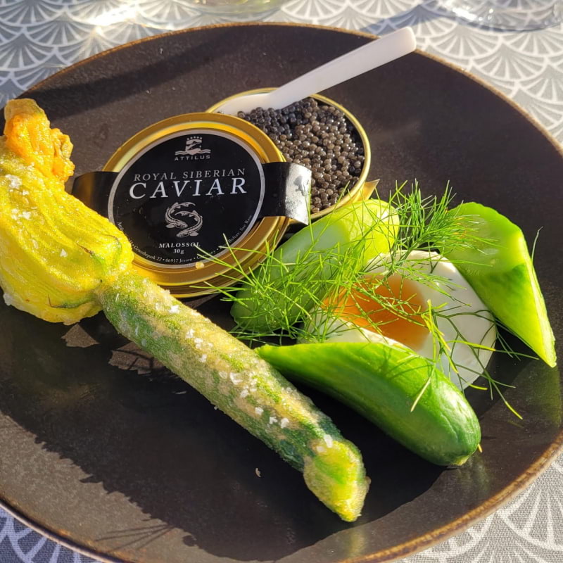 Kaviar, slitegurka och friterad zucchiniblomma – Bild från GT-Villan av Alexandra D.