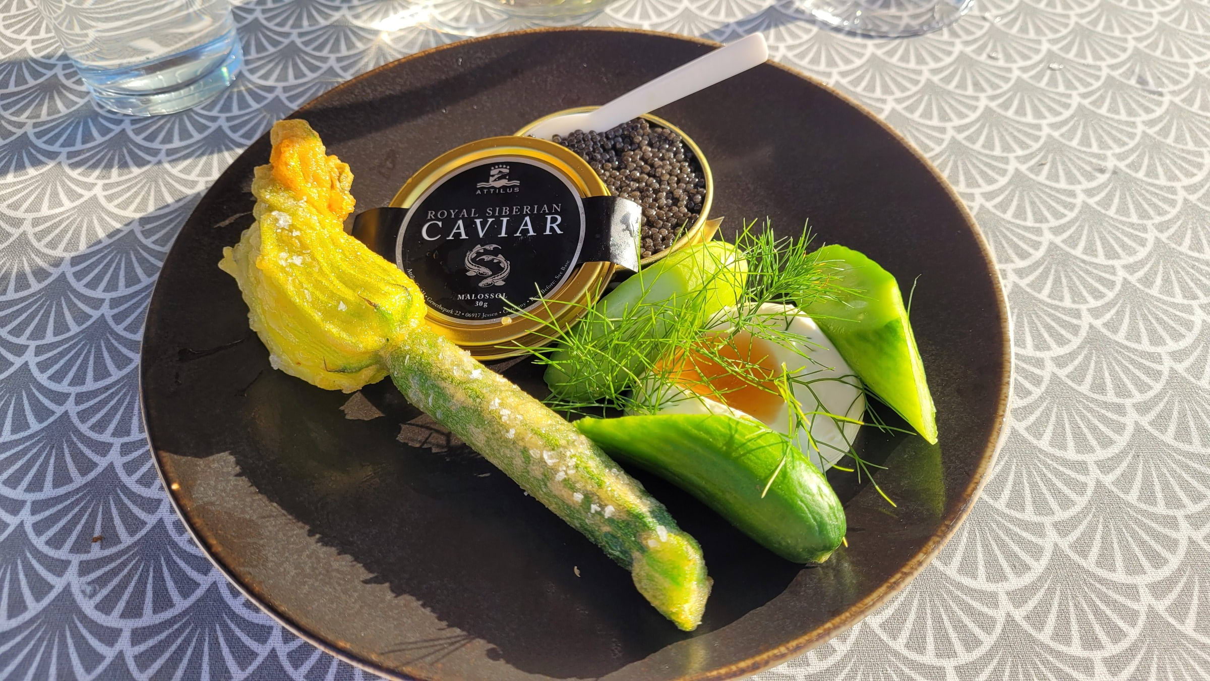 Kaviar, slitegurka och friterad zucchiniblomma – Bild från GT-Villan av Alexandra D.