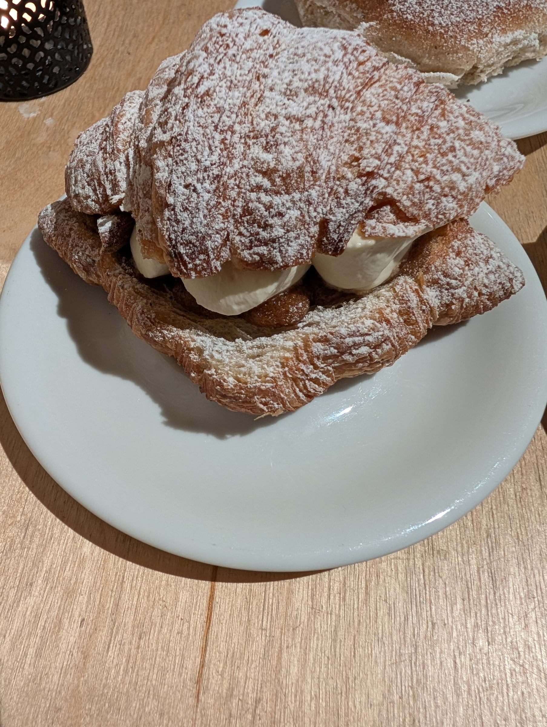 Croissant Semla – Bild från Da Matteo Magasinsgatan av Doux E. (2026-04-07)