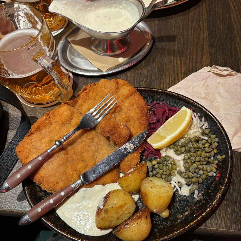 Kalvschnitzel med potatis och sås. kapris och kål som tillbehör. – Photo from Gyllene Prag by Maja D. (17/09/2024)