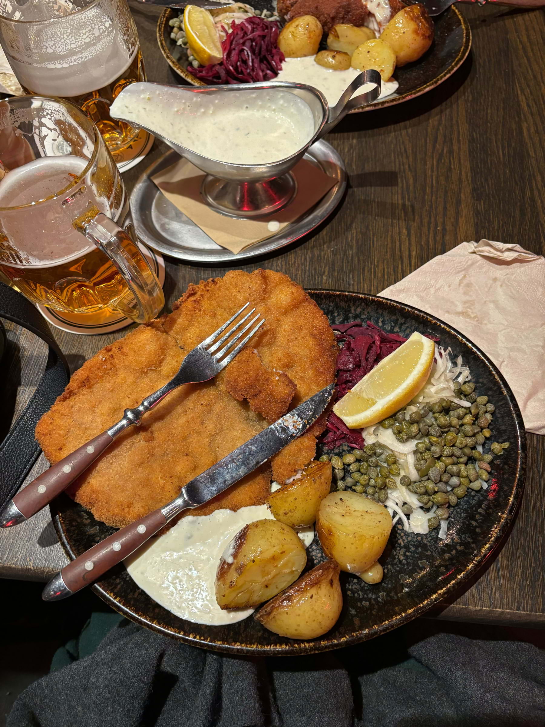 Kalvschnitzel med potatis och sås. kapris och kål som tillbehör. – Photo from Gyllene Prag by Maja D. (17/09/2024)