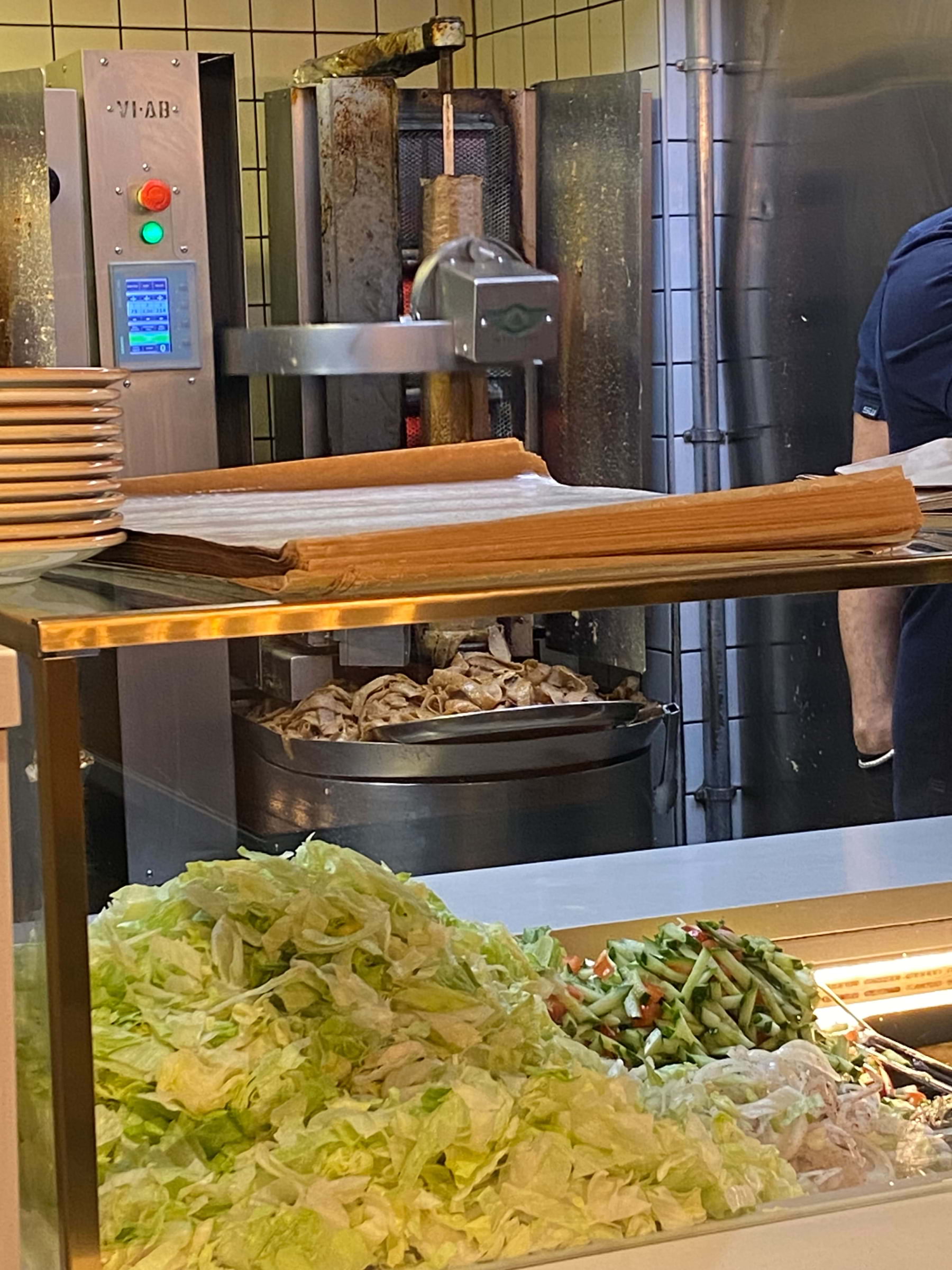 Alltså kolla på detta berg av sallad 🥬 – Photo from Kebaberia Vasagatan by Anna L. (13/11/2025)