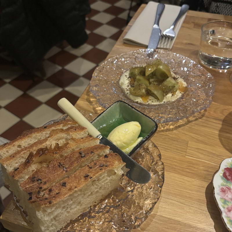Bröd med smör, fermenterad tomat med smetana och honung – Photo from Suggan Vinbar by Lisa M. (19/10/2025)