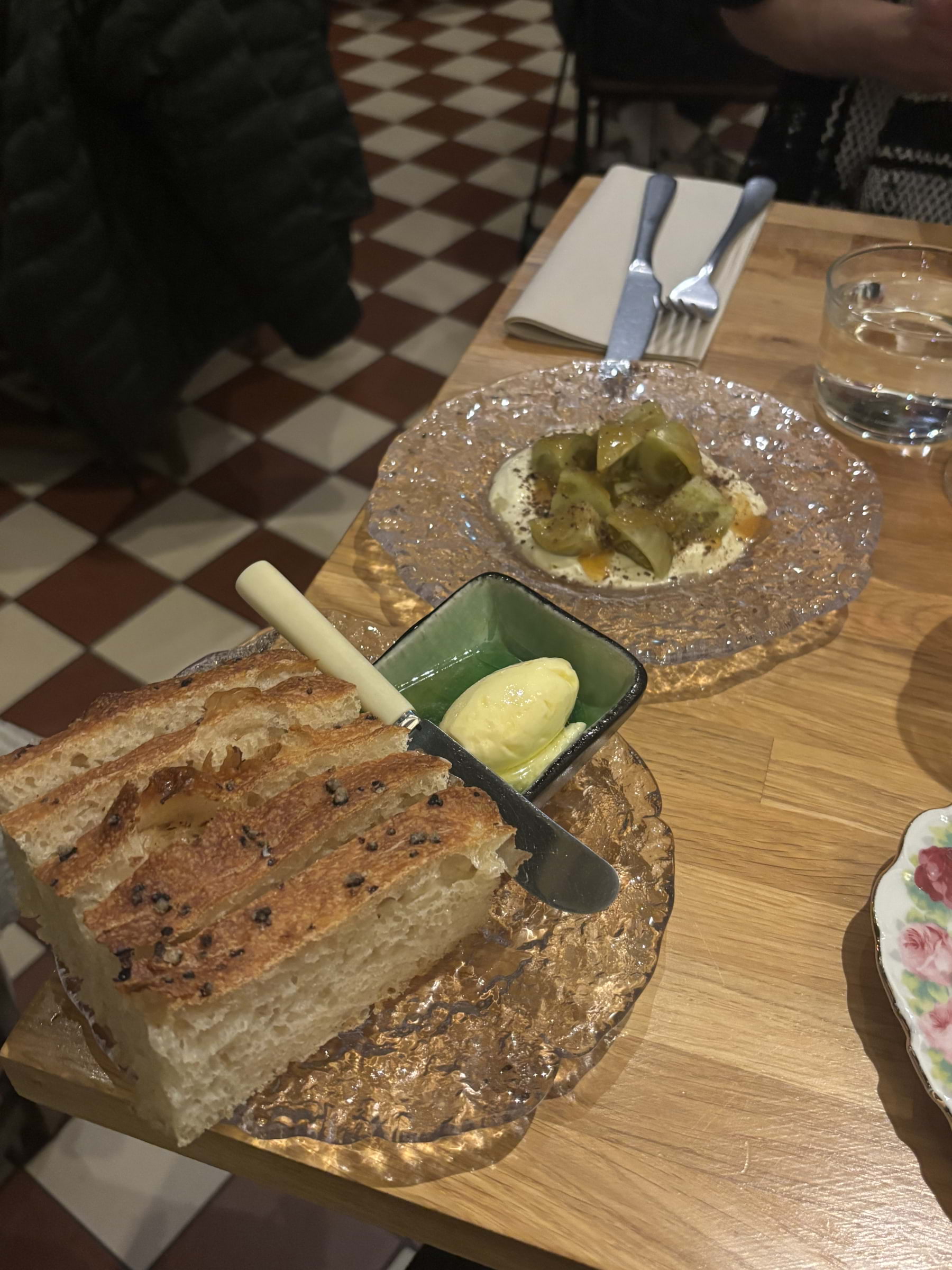 Bröd med smör, fermenterad tomat med smetana och honung – Photo from Suggan Vinbar by Lisa M. (19/10/2025)