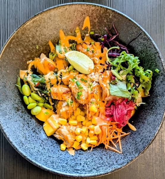 F&auml;rsk pok&eacute; bowl med lax, ris och gr&ouml;nsaker p&aring; Tilly&rsquo;s Sushi i Partille. &ndash; Photo from Tilly's Sushi by Tillys sushi&nbsp;S. (13/07/2026)