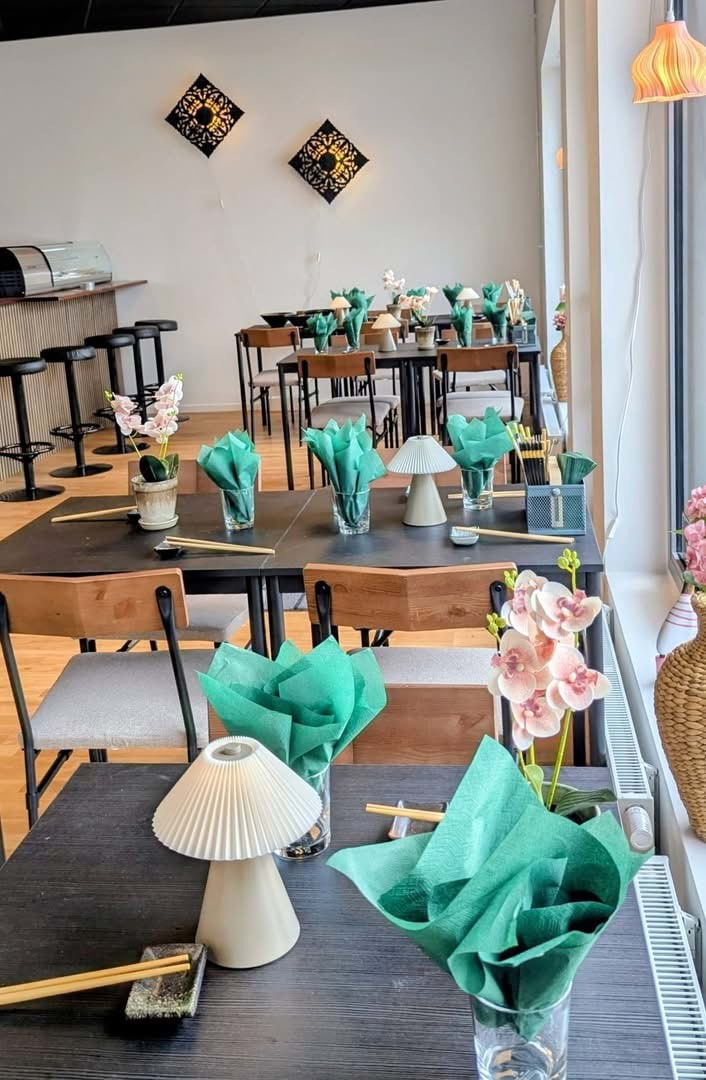 Modern sushirestaurang med sittplatser p&aring; Arenatorget 6 i Partille. &ndash; Photo from Tilly's Sushi by Tillys sushi&nbsp;S. (13/07/2026)