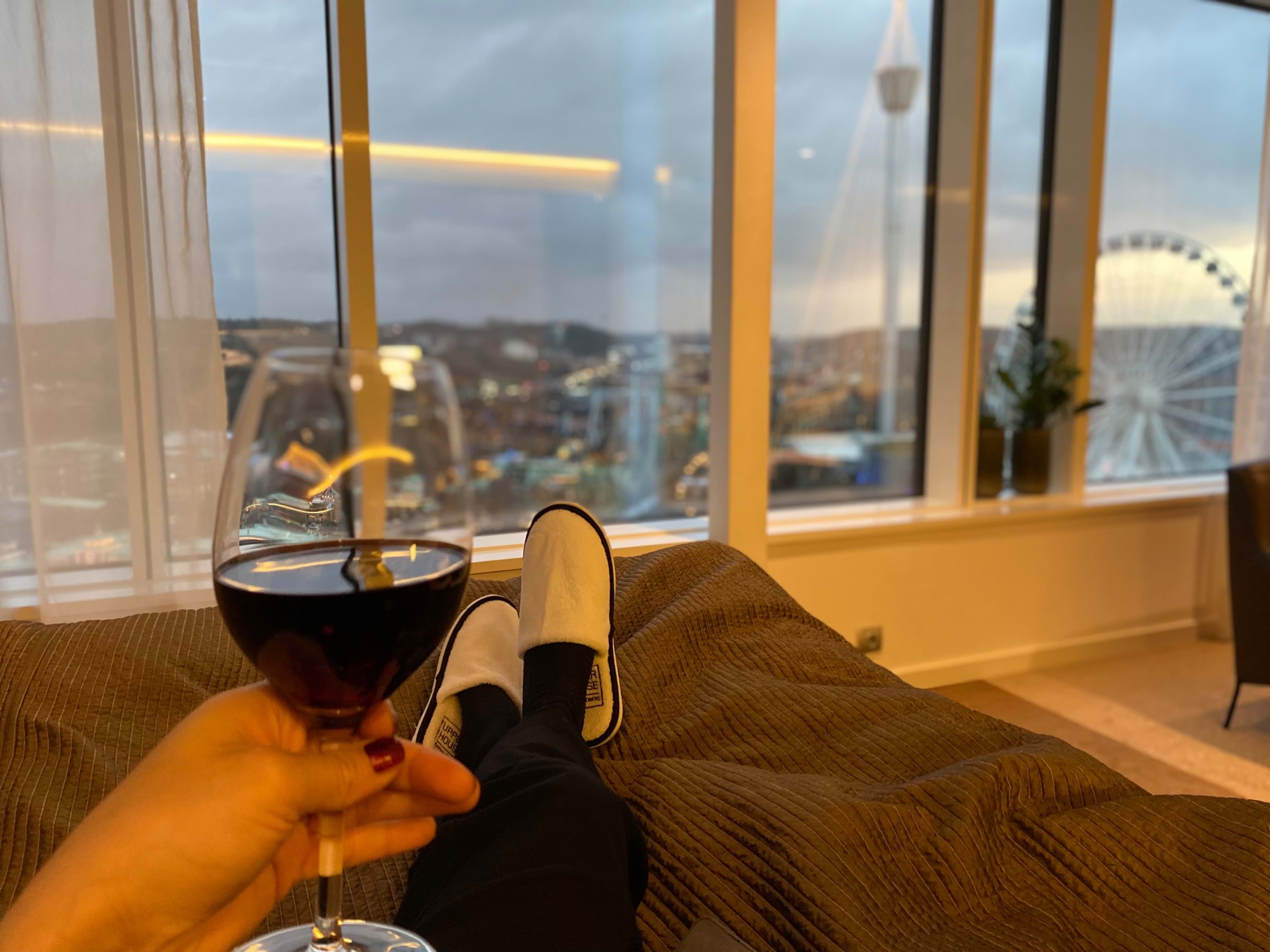 Hähähäää, går utmärkt även på sängen, utsikten blir inte sämre för det😘❤️ – Bild från Upper House Hotel av Anna L. (2024-02-29)