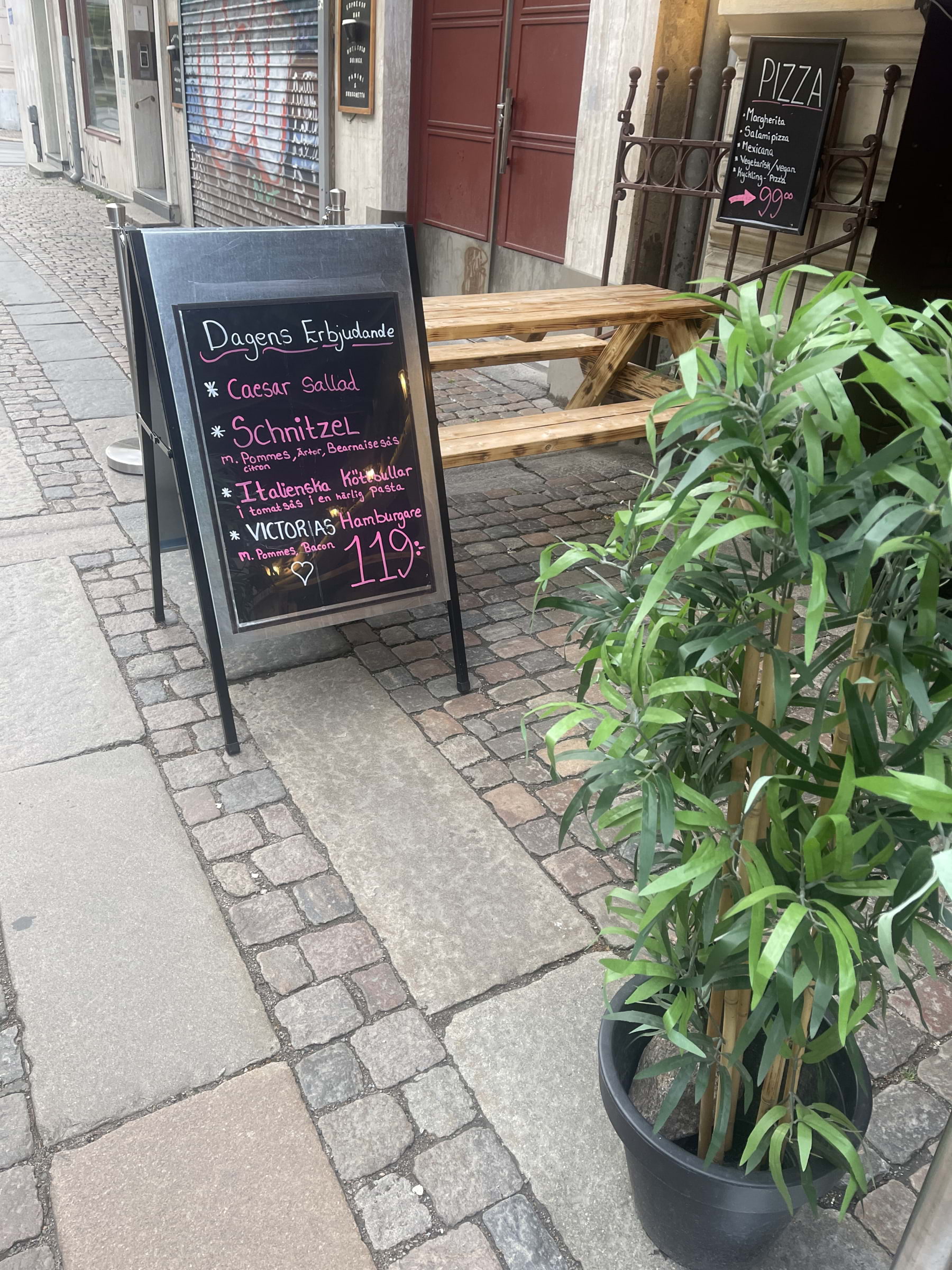 Photo from Victoria Bar by Elvis S. (11/07/2025)