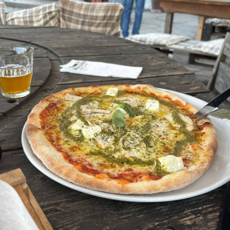 Pizza med tomat, pesto, feta – Bild från Bruna Dörren av Lisa M. (2024-09-08)