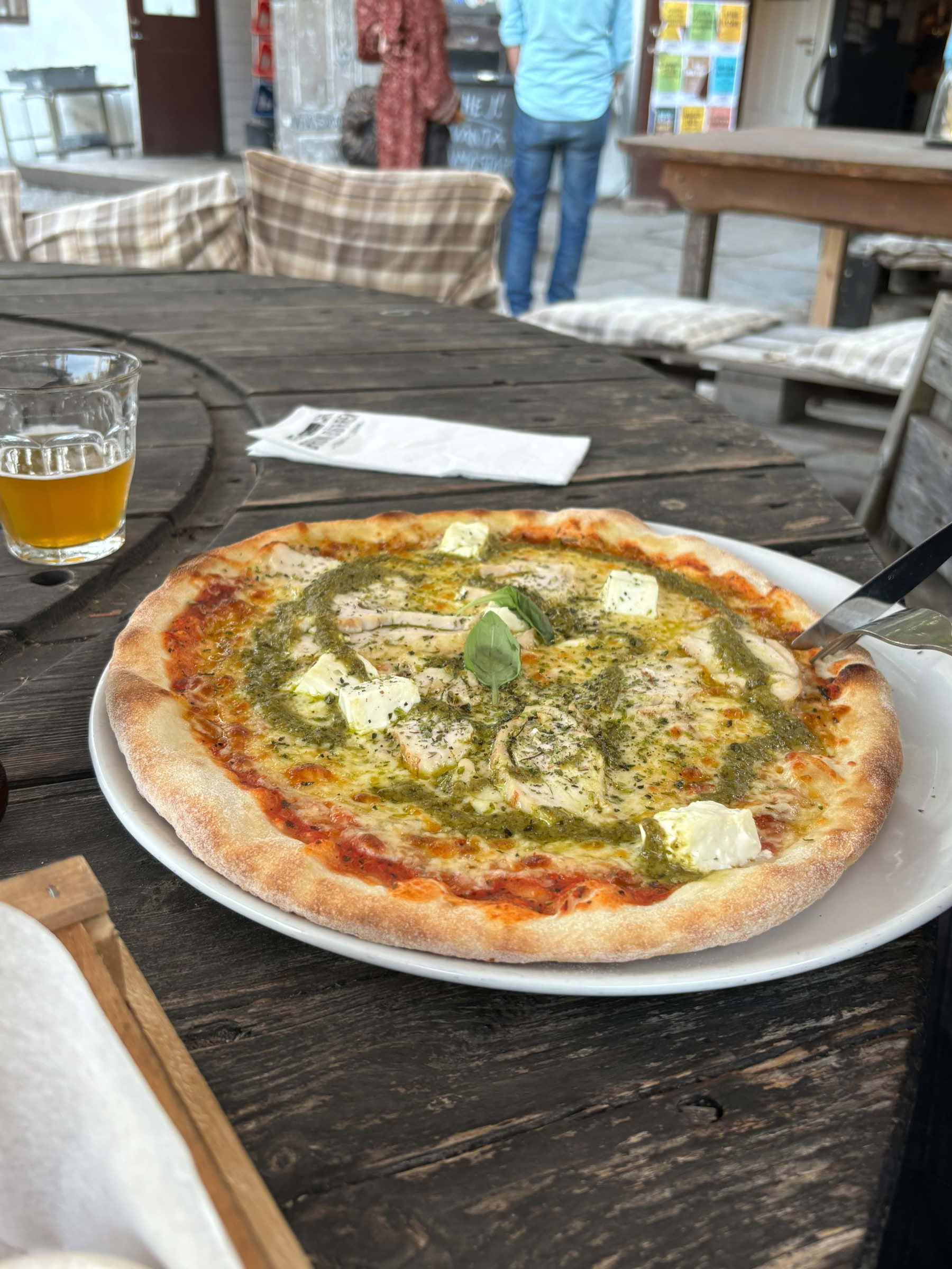 Pizza med tomat, pesto, feta – Bild från Bruna Dörren av Lisa M. (2024-09-08)