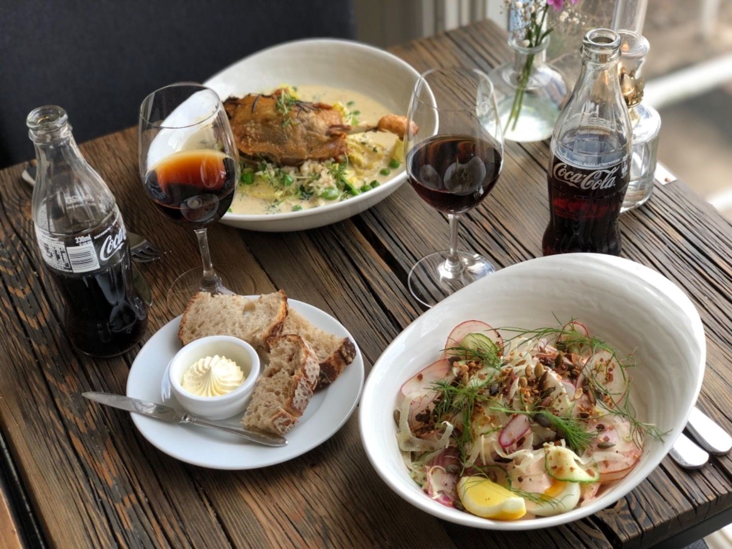 Lunch: räksallad och livets bästa anklår – Bild från Restaurang Handelshuset av Agnes L. (2019-04-14)