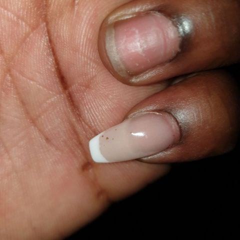 Här ser ni linjen på min nagel och vattenbubblorna – Bild från Hollywood Nails Center av Natacha M.