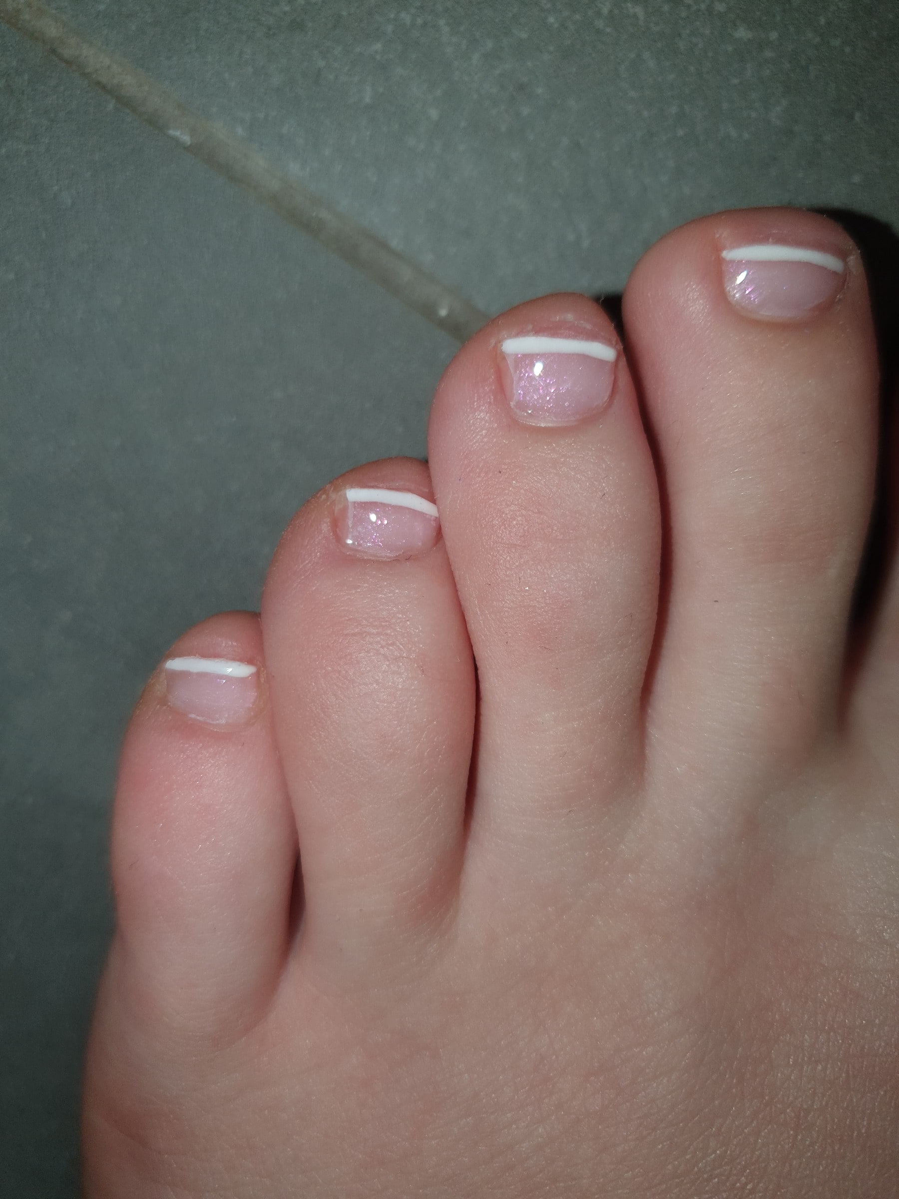Lossnat i hörnen, ojämnt – Photo from Hollywood Nails Center by Claudia L. (26/06/2020)