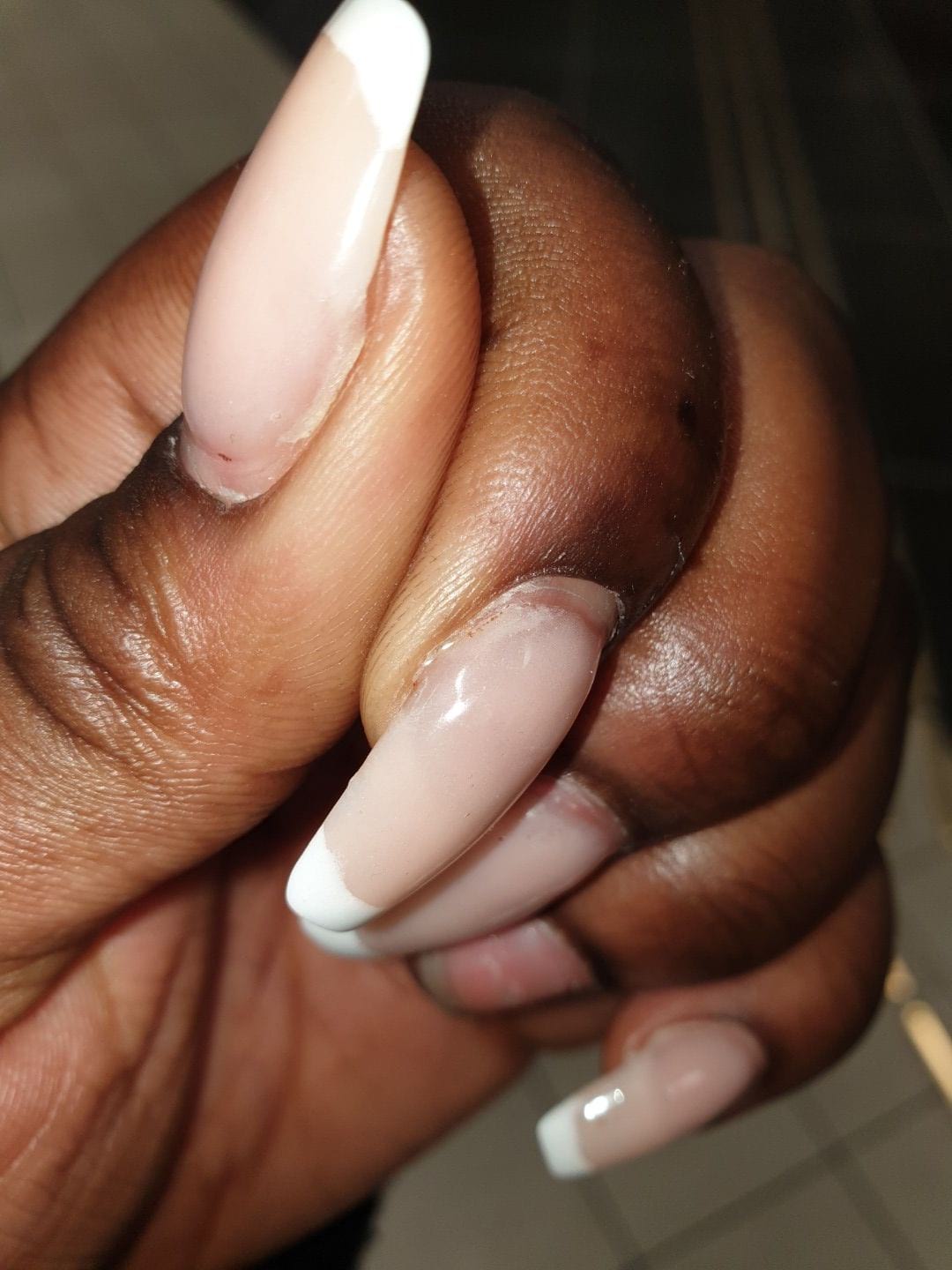 Luft under nageln, så på nästan alla naglar – Bild från Hollywood Nails Center av Natacha M. (2019-10-06)