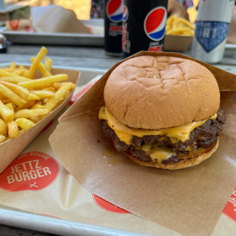 Trippel cheese – Bild från Jett'z Burger Nacka av Adam L.