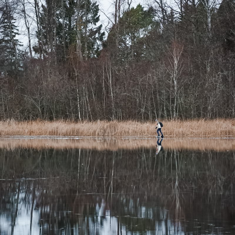 Skridskor på sjön Judarn – Bild från Judarskogens naturreservat av Marcus S. (2022-04-04)