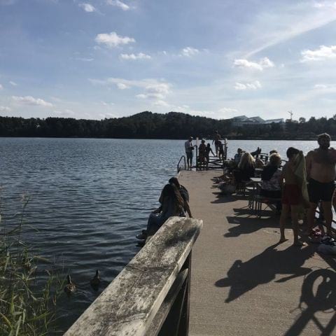Bryggan där du kan bada och fika! – Bild från Kafé Sjöstugan av Jessica K. (2019-09-15)