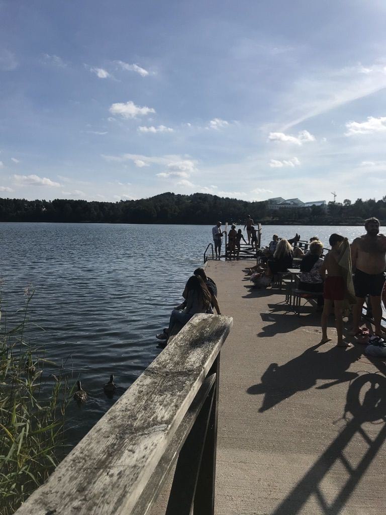 Bryggan där du kan bada och fika! – Bild från Kafé Sjöstugan av Jessica K. (2019-09-15)
