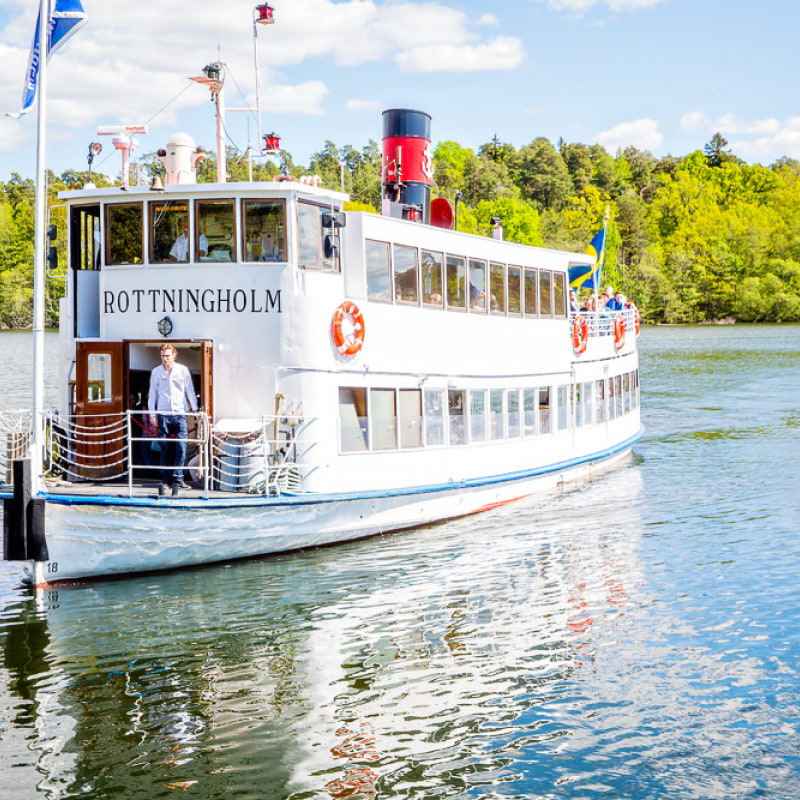Med båt från Stadshuskajen – Bild från Karamellan Café & Restaurang på Drottningholm av Anne-Cathrine S. (2020-07-11)
