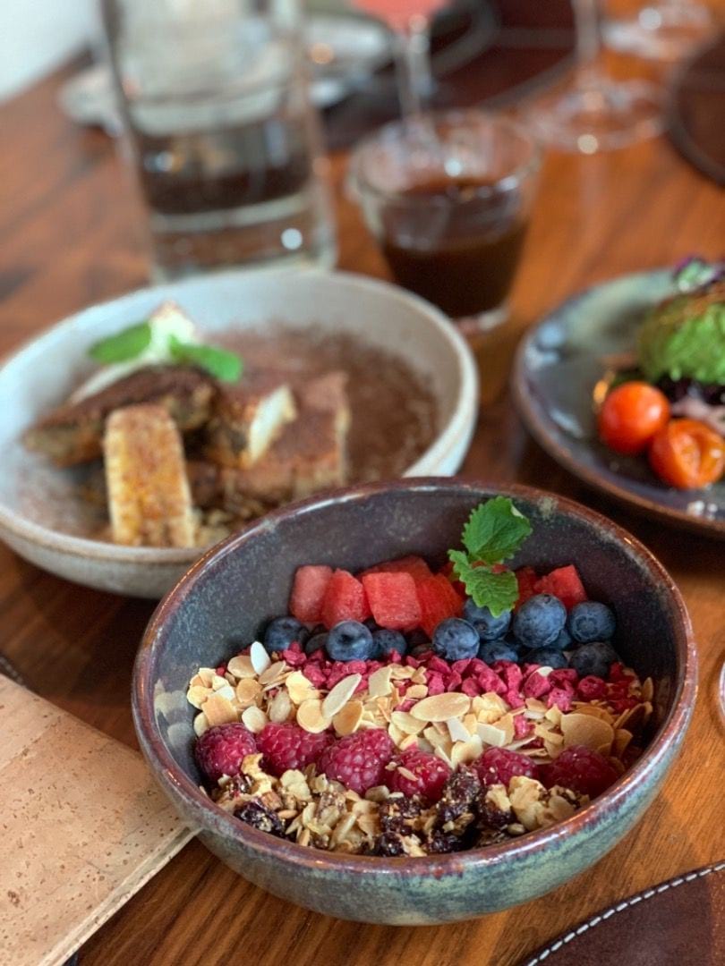 Granola bowl och french toast – Photo from Kitchen & Table Kungsholmen by Anna B. (14/04/2019)