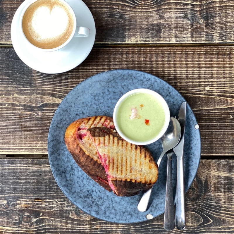 Lunchmacka med rödbeta + kall gurksoppa – Bild från Konditorn & Bagarn av Agnes L.