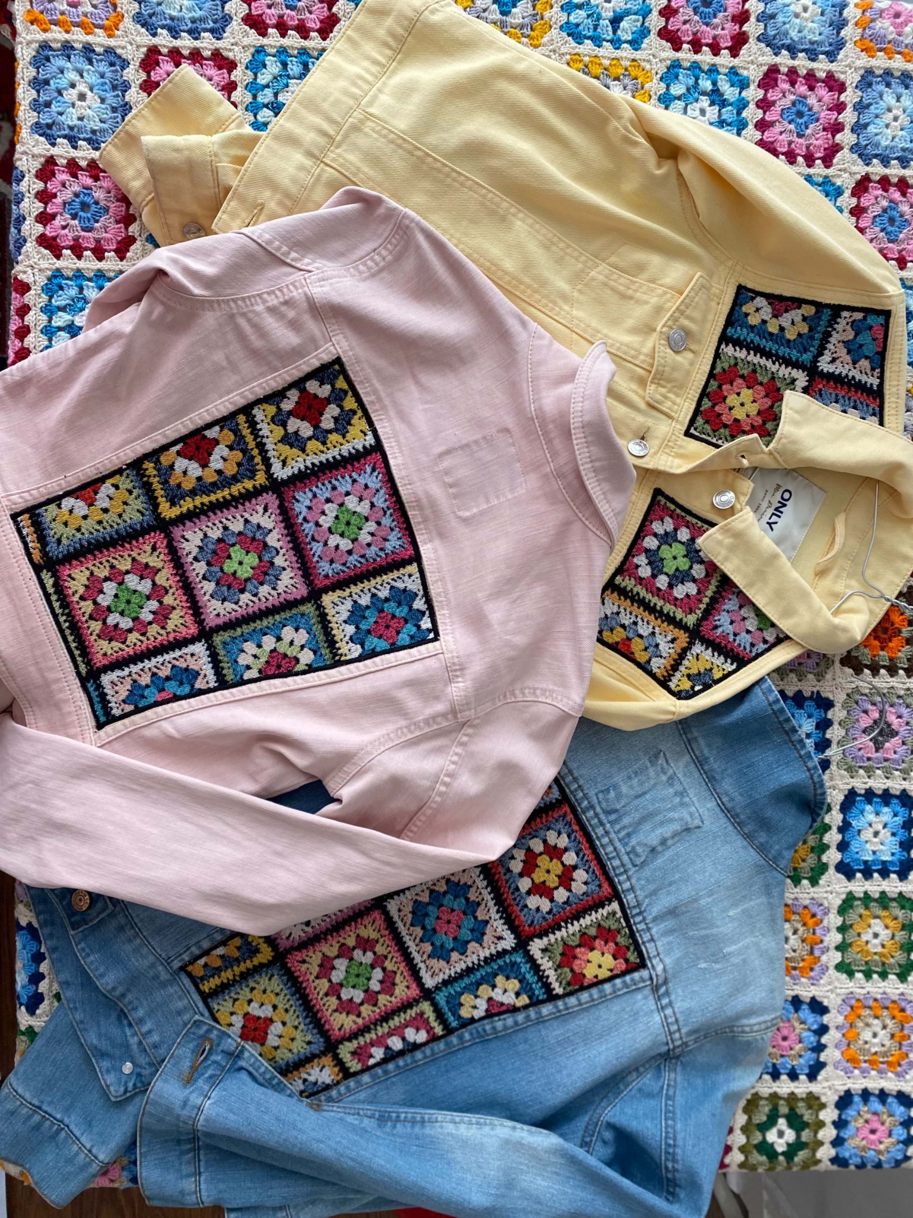 2nd hand denim jackets upcycled with embroideries and Granny Square textile. – Bild från Kuddkonst av Ann-Margreth L. (2023-04-27)