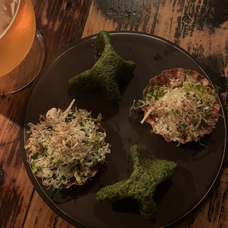 Green pancake with spinach and smoked salmon inside. – Billede fra Høst af Emmi A. (28.09.2026)