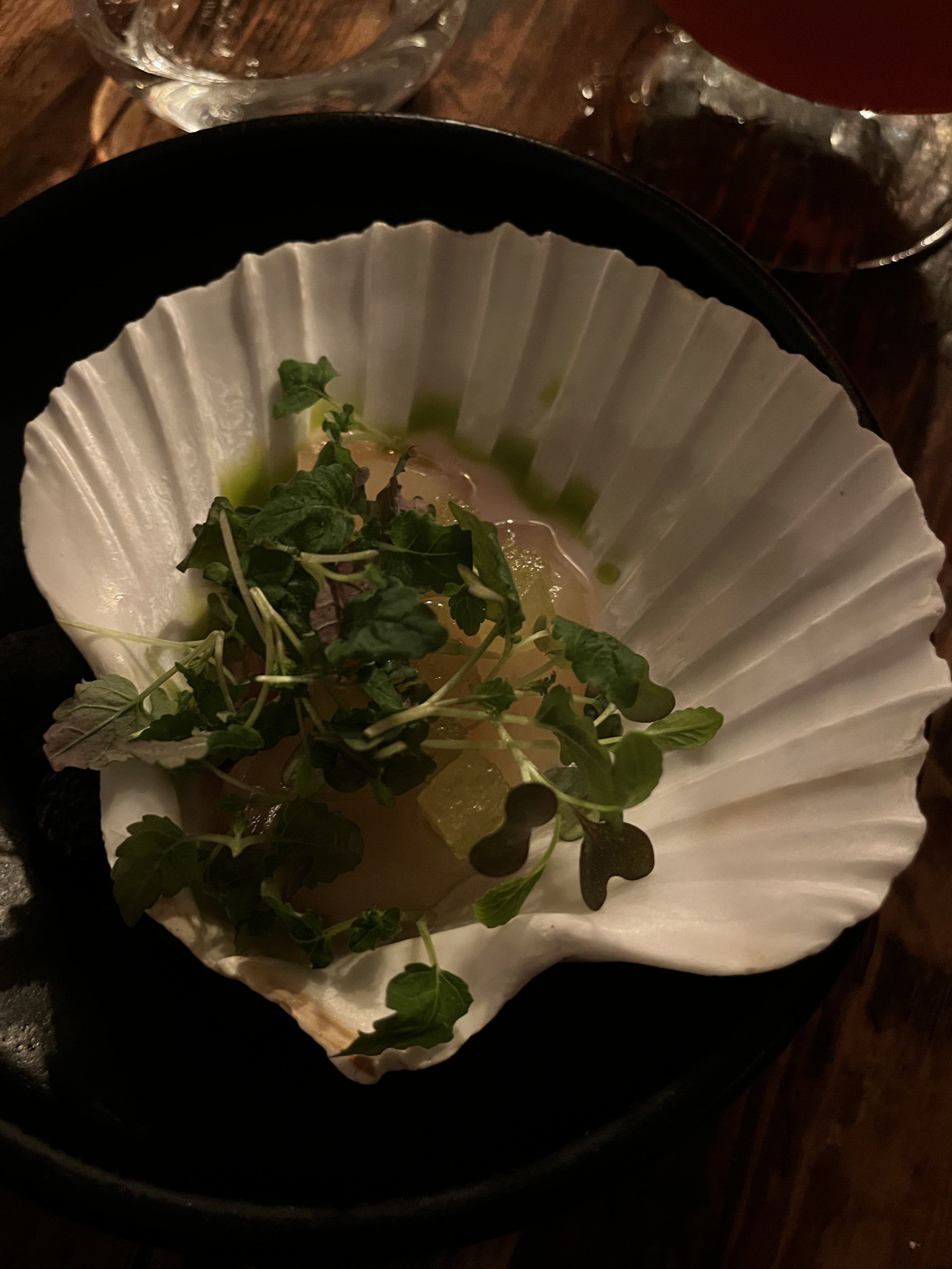 Smoked scallops with nashi pear and currants. – Billede fra Høst af Emmi A. (28.09.2026)