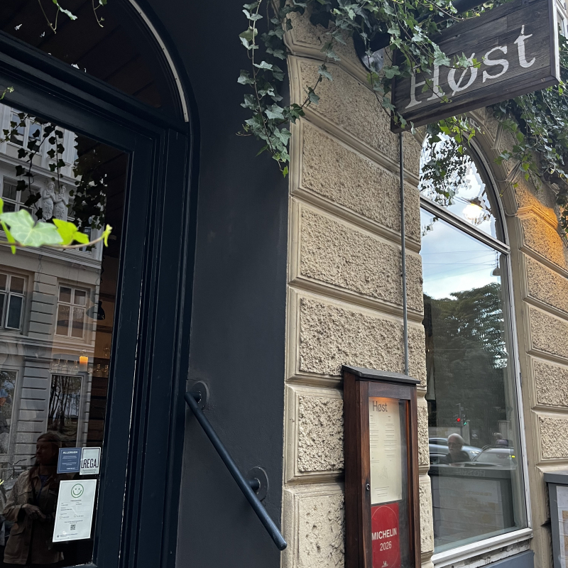 Facade. – Billede fra Høst af Emmi A. (28.09.2026)