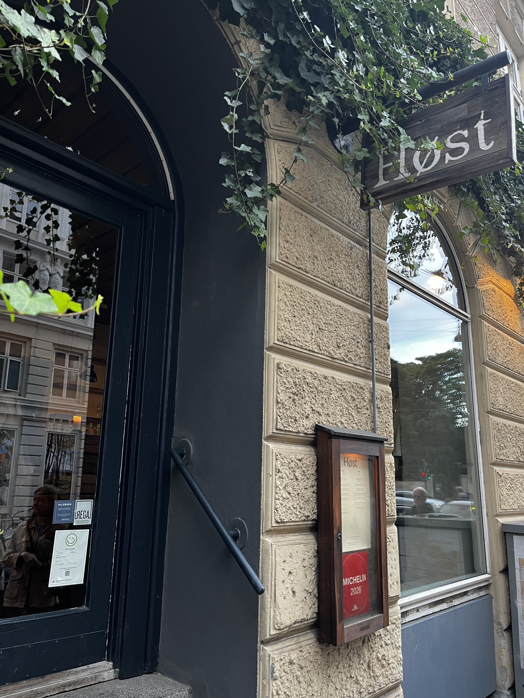 Facade. – Billede fra Høst af Emmi A. (28.09.2026)