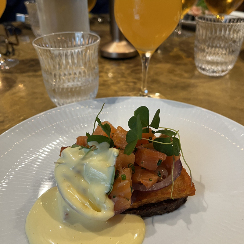 Smoked salmon with rösti, pickled white currant and Hollandaise. – Billede fra Restaurant Palægade af Emmi A. (28.09.2026)