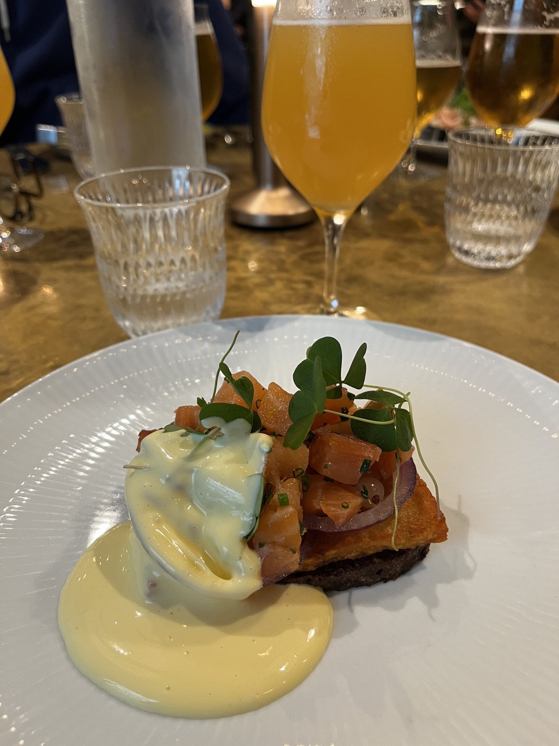 Smoked salmon with rösti, pickled white currant and Hollandaise. – Billede fra Restaurant Palægade af Emmi A. (28.09.2026)