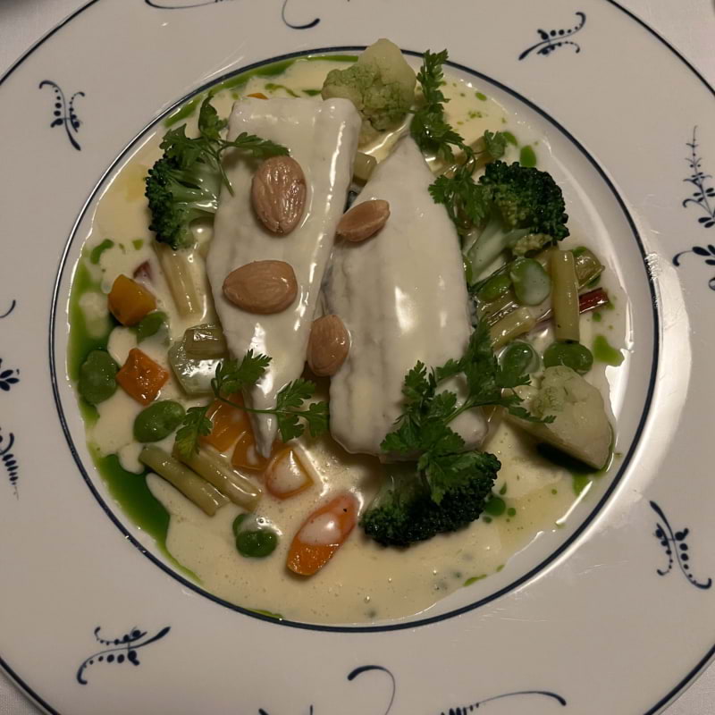 Sjötunga med en blandning av grönsaker, Marcona mandlar och vitvinssås  – Bild från La Tour av Sofie L.