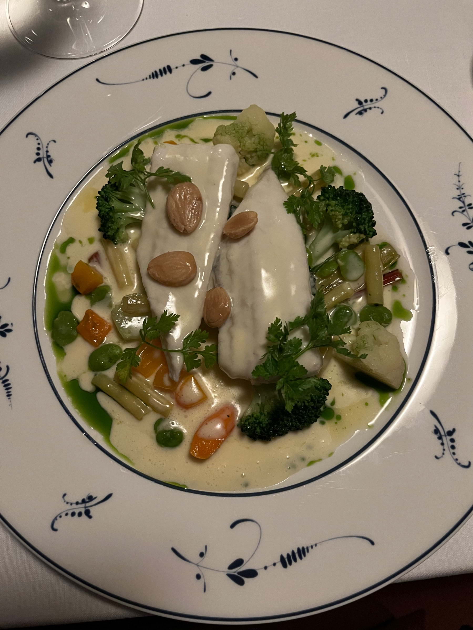 Sjötunga med en blandning av grönsaker, Marcona mandlar och vitvinssås  – Bild från La Tour av Sofie L. (2022-09-22)