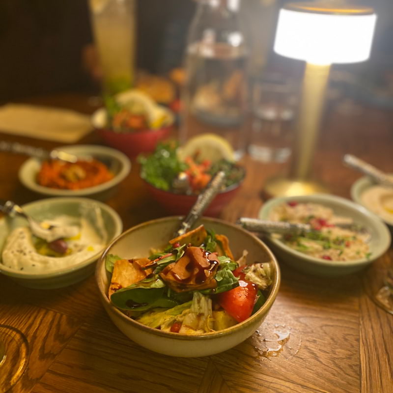 Kyklingvspwts. Falafel talrik, lamm kaftanens bulgur och potatis klyftor  – Bild från Lebanon Meza Lounge av Madiha S. (2022-06-29)