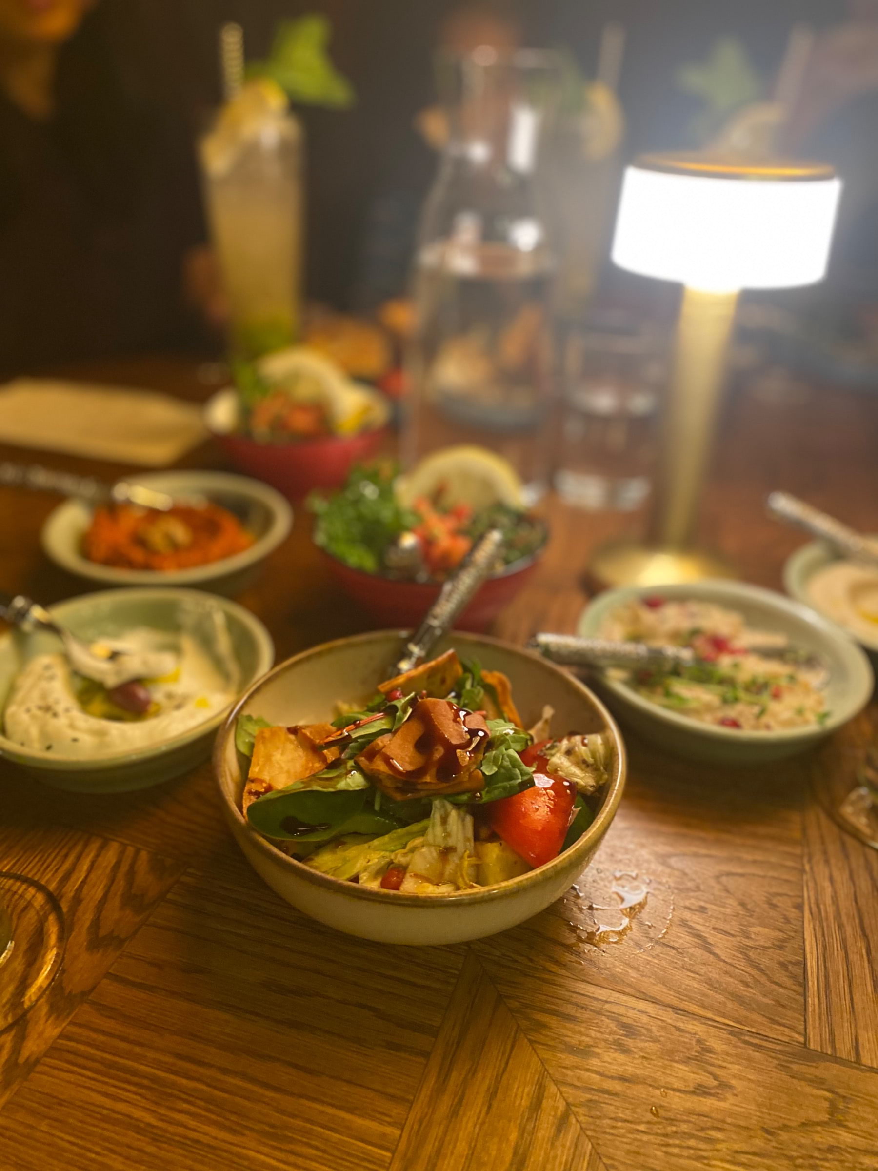 Kyklingvspwts. Falafel talrik, lamm kaftanens bulgur och potatis klyftor  – Bild från Lebanon Meza Lounge av Madiha S. (2022-06-29)