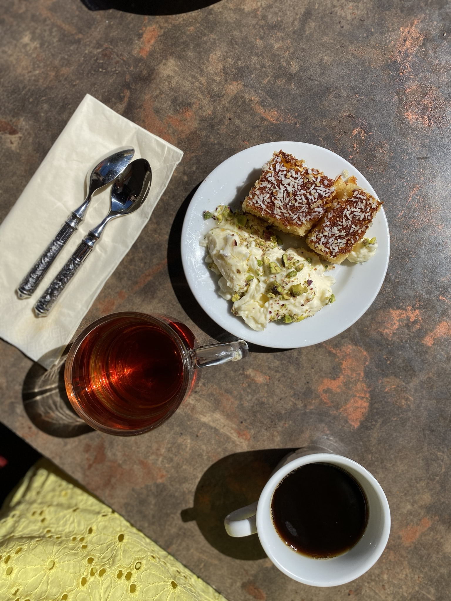 Pistage dessert med te – Bild från Lebanon Meza Lounge av Madiha S. (2022-01-19)