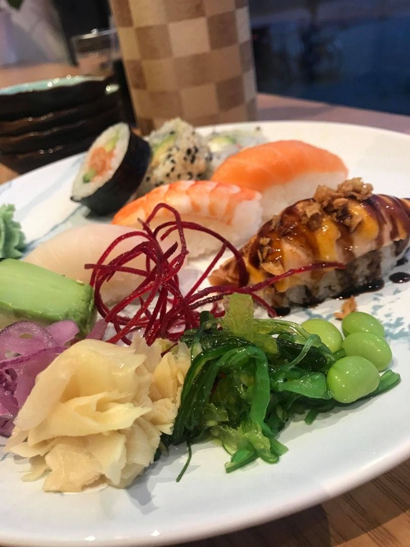 8 bitar klassisk sushi med grillad lax som pricken över i. Trevligt serverat på passande porslin! – Photo from Lemona Sushi by Carolina B. (06/12/2018)