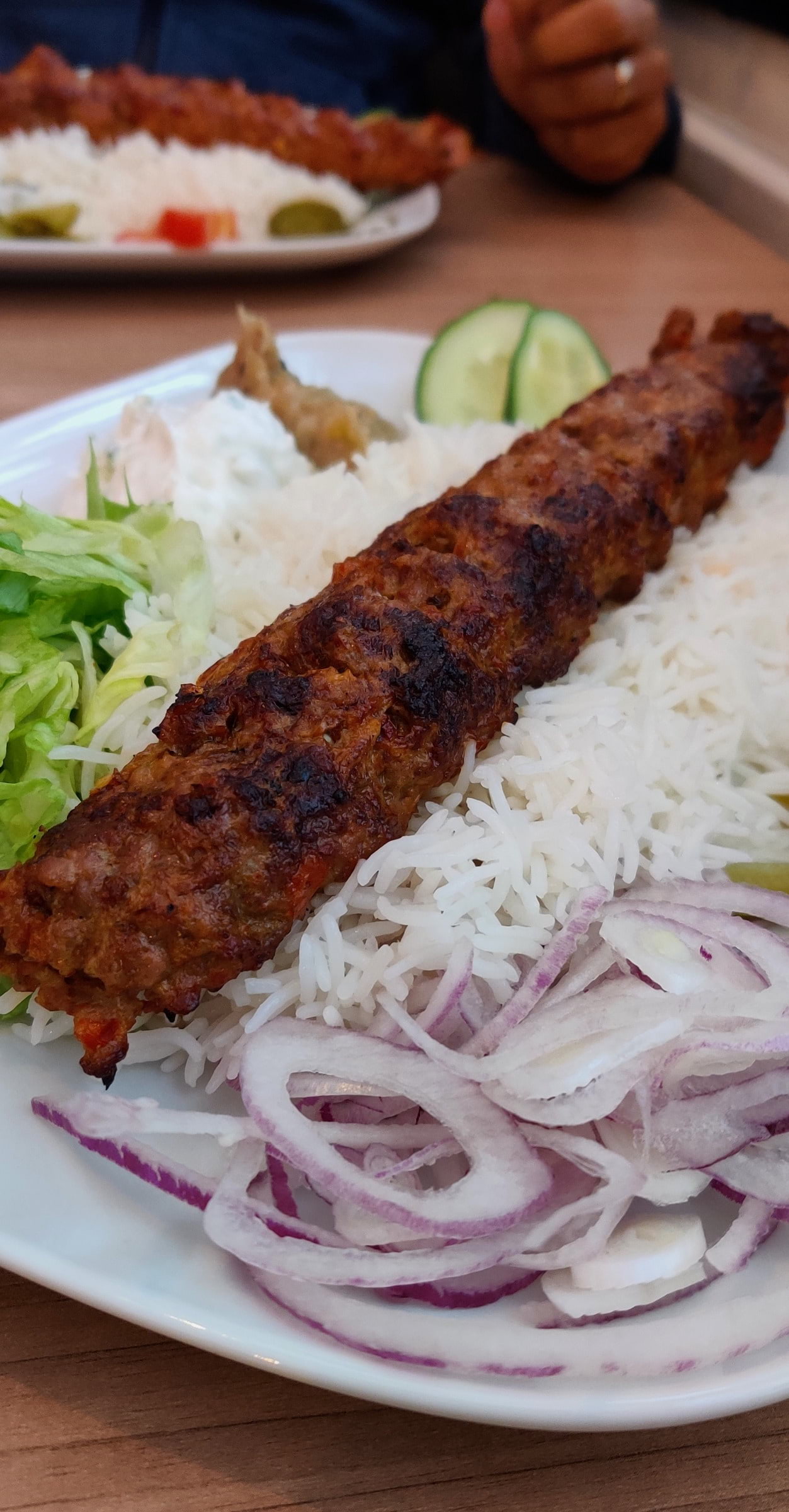 Adana kebab med ris – Bild från Lilla Mellanöstern av Shahzad A. (2021-05-31)
