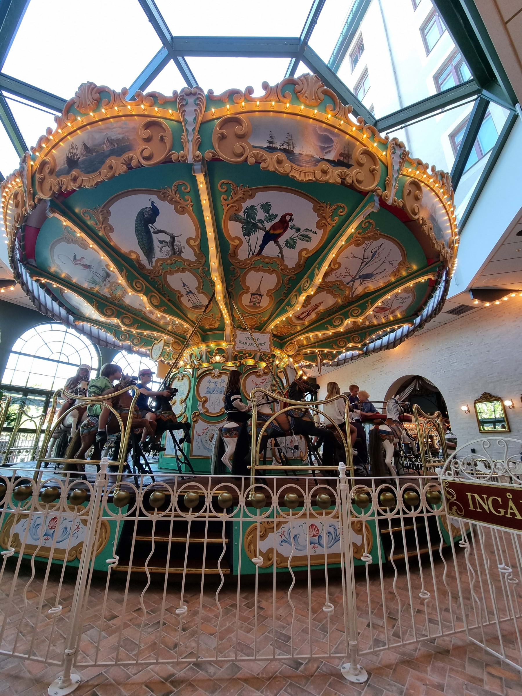 Fantastiskt fint med karusell nere på entréplan. – Photo from Liseberg Grand Curiosa Hotel by Sissi M. (20/05/2023)