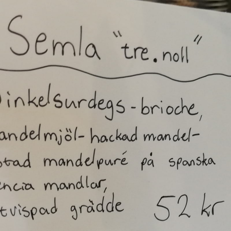 Fantastisk kombi bröd, mandelmassa, inte för söt grädde. Värt en omväg – Bild från Linnea's Pâtisserie, Café & Konditori av Mats S. (2022-01-28)
