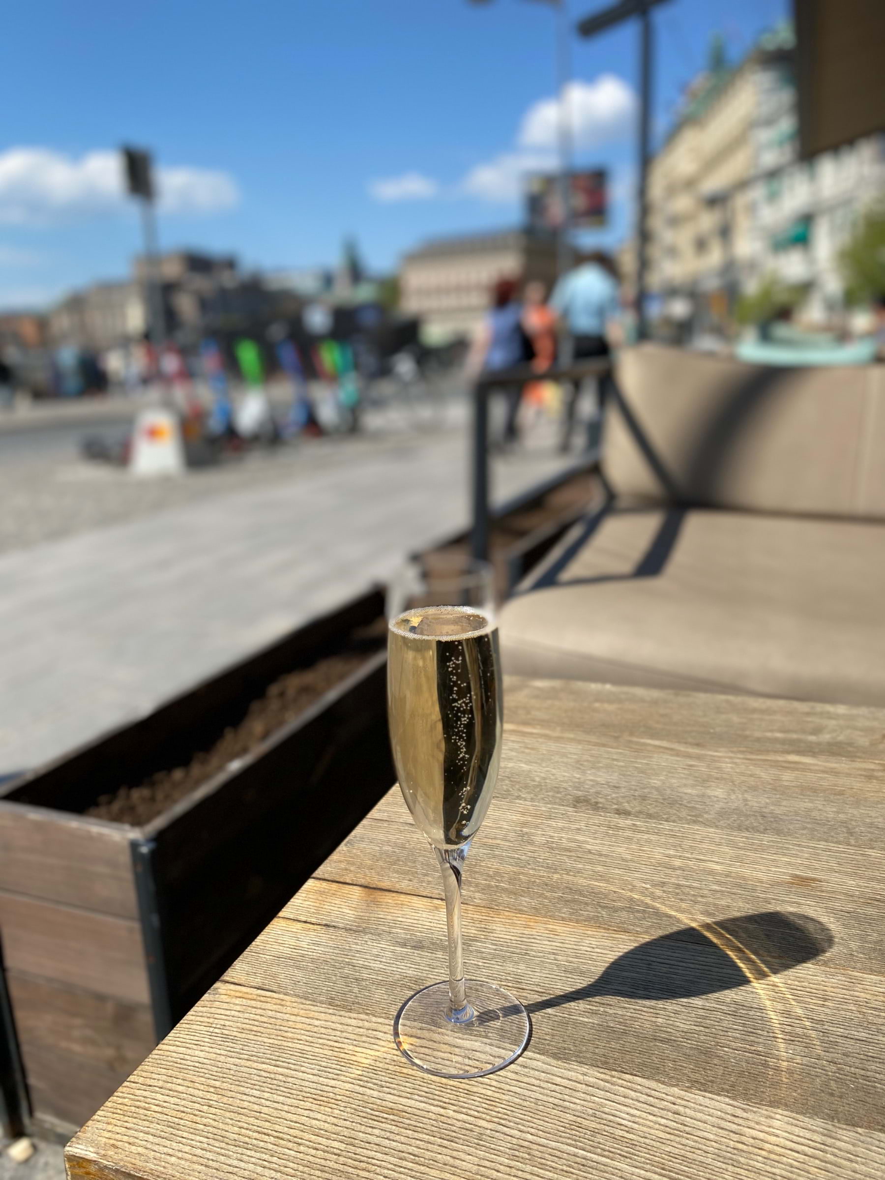 Min plats med utsikten medan champagnen avnjutas😎🥂 – Bild från Lydmar av Anna L. (2023-05-14)