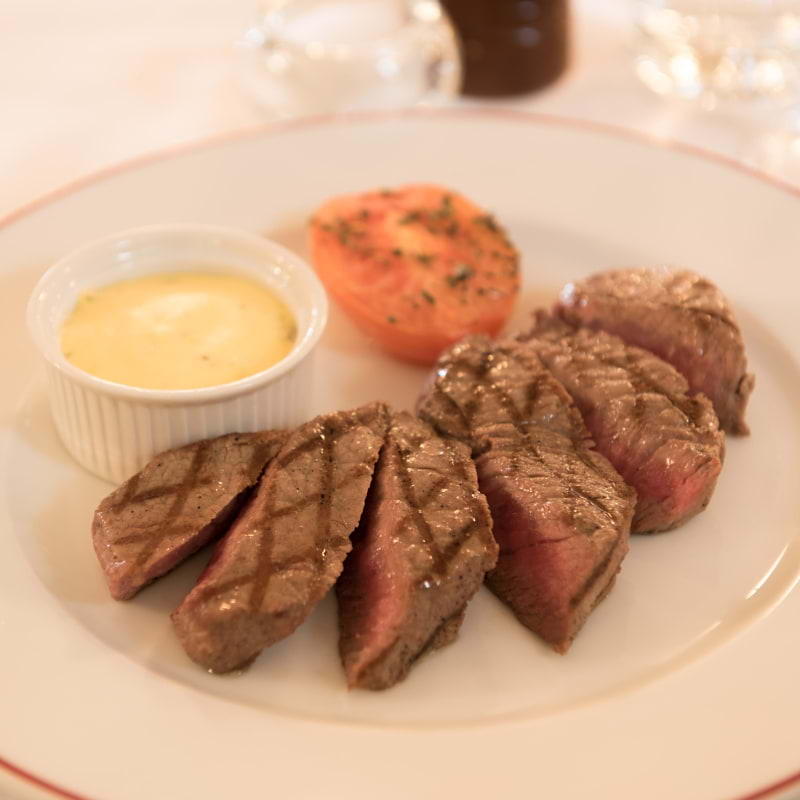 Sliced Baynard's Park beef at Bellamy's, Mayfair – Bild från Bellamy's Restaurant av Hugh S. (2025-08-28)