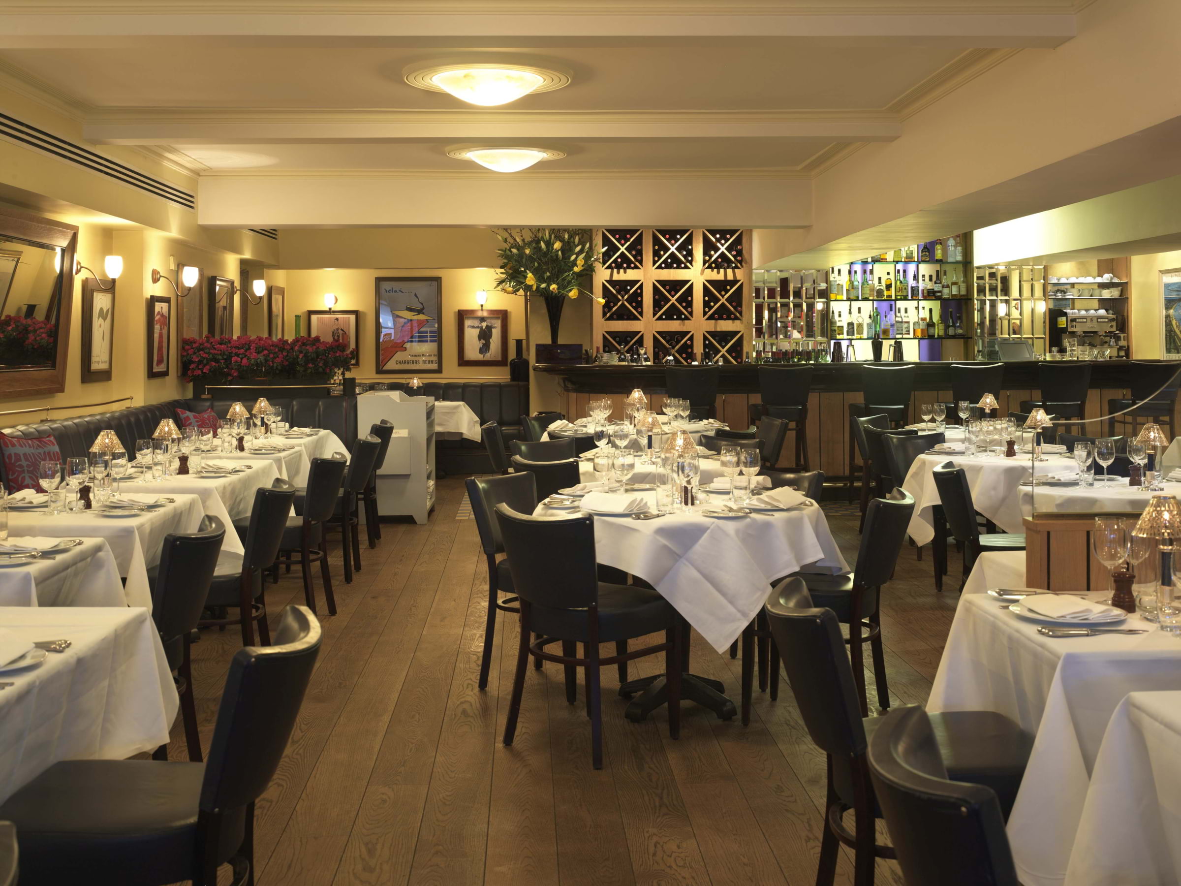 The interior of Bellamy's in Mayfair – Bild från Bellamy's Restaurant av Hugh S. (2025-08-28)
